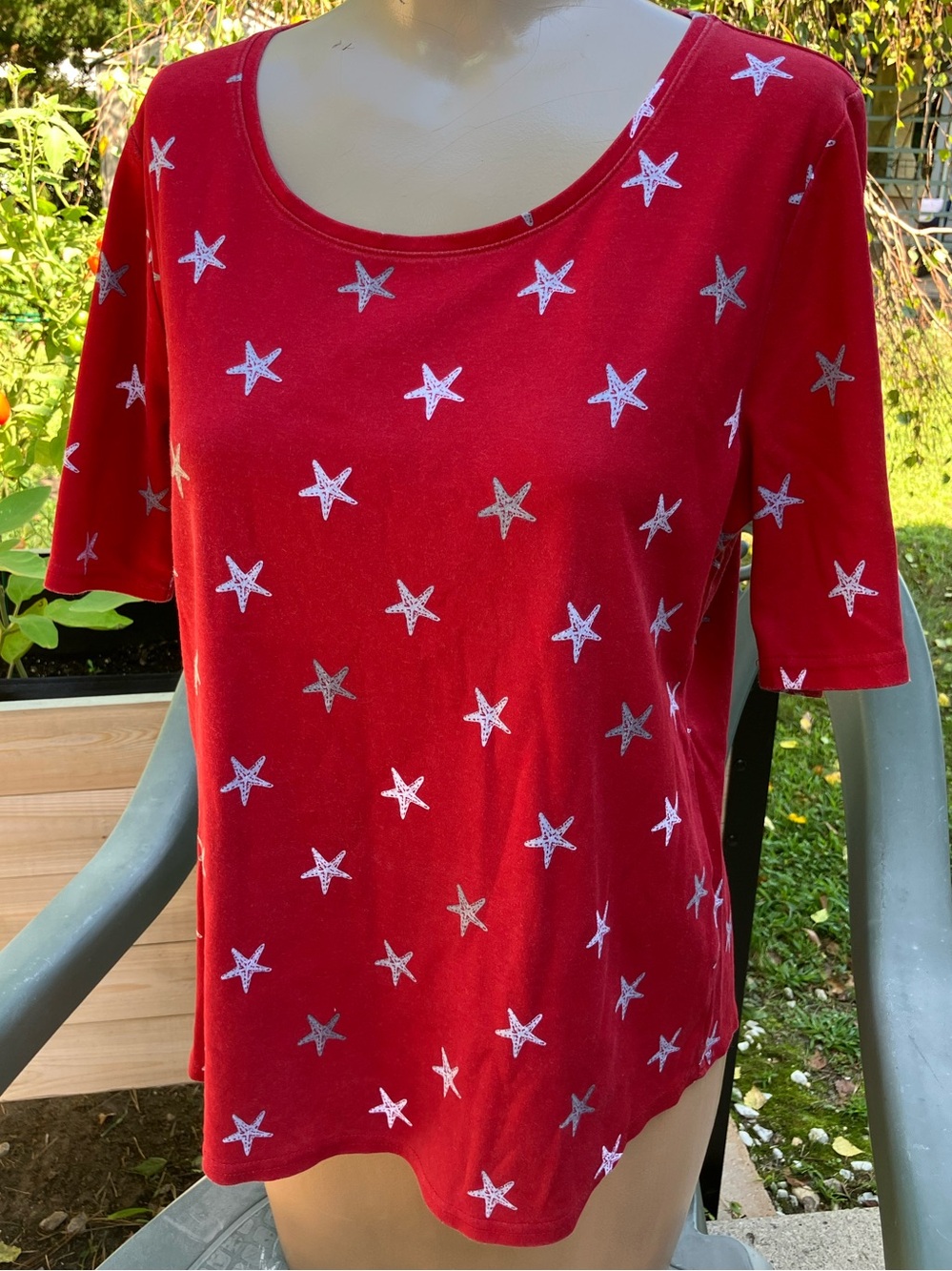 💥 3 for $15 
Red Star Print Scoop Neck Top